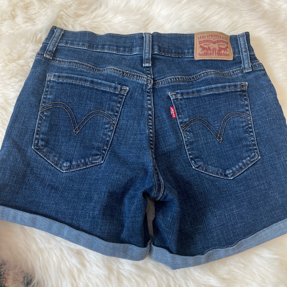 Levi’s mid rise shorts